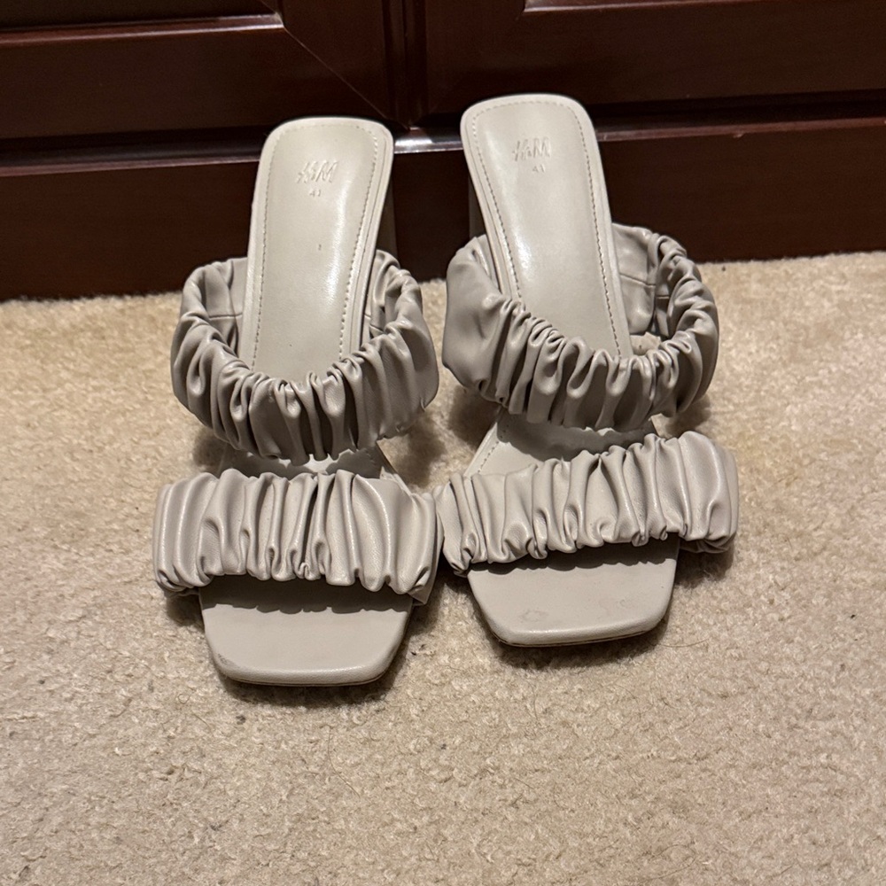 H&M Women's Beige Ruffled Sandals